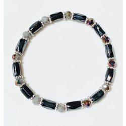   Ásvány karkötő formára csiszolt hasáb alakú mágneses hematit és ezüstös színű köztes