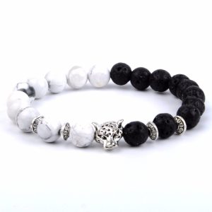 Ásvány karkötő fele howlit, fele lávakő, ezüst színű lencse alakú köztes és ezüst színű leopárd fej