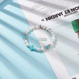 Howlit - kék türkiz - tibeti köztes - türkiz kereszttel, ásvány karkötő