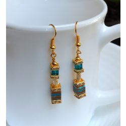   Modern, türkiz, négyzet alakú üvegkristály és kék - barna mintázatú kocka - fülbevaló (1 pár)