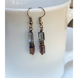   Modern, áttetsző és füst (bordó) színű, hasáb alakú üveg kristállyal - fülbevaló (1 pár)