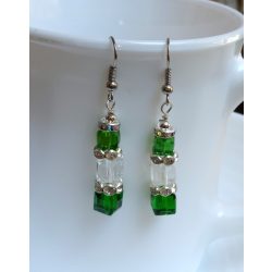   Modern zöld és fehér színű, kocka alakú üvegkristály fülbevaló (1 pár)