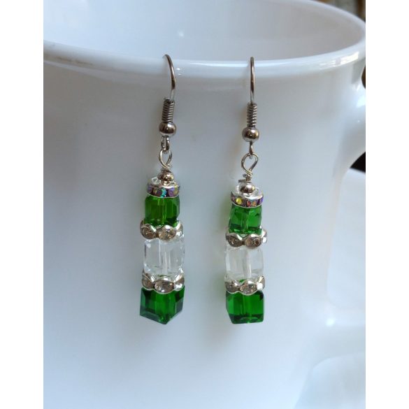 Modern zöld és fehér színű, kocka alakú üvegkristály fülbevaló (1 pár)