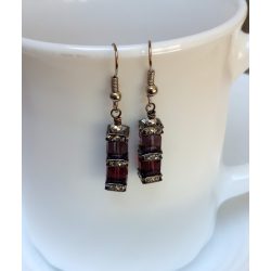   Modern bordó - mályva színű kocka üvegkristály gun metal fülbevaló (1 pár)