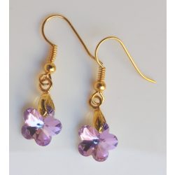   Világoslila virág alakú színjátszó fülbevaló arany színű akasztóval (1 pár)
