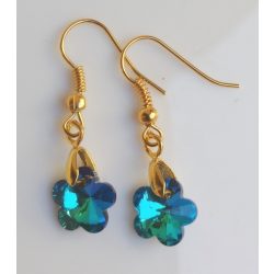   Kék virág alakú színjátszó fülbevaló arany színű akasztóval (1 pár)