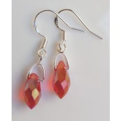   Piros színjátszó csepp alakú fülbevaló ezüstszínű akasztóval (1 pár)