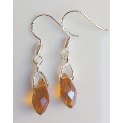   Aranyszínű (pezsgő színű) csepp alakú fülbevaló ezüstszínű akasztóval (1 pár)