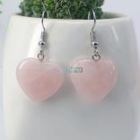 Szív alakú rózsakvarc medál - ezüstözött nemesacél akasztóval - ásvány fülbevaló (1 pár)