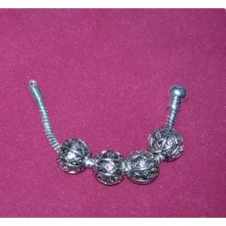 Gömb alakú, fém, rombusz csipkézett charm