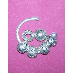 Gömb alakú, fém, virágokkal csipkézett charm