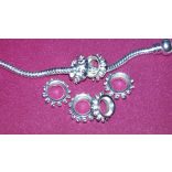 Fém, ezüst színű, tüskés charm