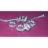 Fém, ezüst színű, tüskés charm