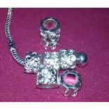 Fém, anyagában mintázott, ezüst színű charm kacskaringó  "S"