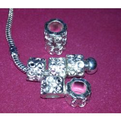   Fém, anyagában mintázott, ezüst színű charm kacskaringó  "S"