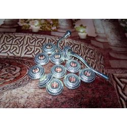   Fém, anyagában mintázott, ezüst színű laposabb típusú charm