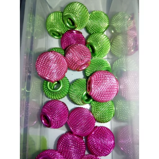 Kötött hatású, extravagáns, magenta színű, fémből készült gömb, charm