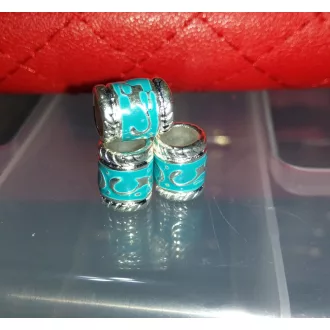   Henger alakú, türkiz- ezüst színű, mintázott fém charm