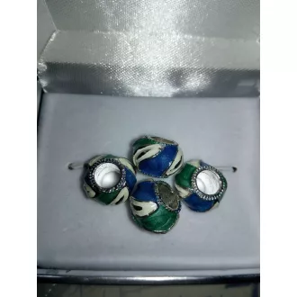 Kék - zöld- fehér csavart mintás festett fém charm