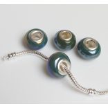 Kézzel készített porcelán gyöngyök gyöngyházfényű sötétzöld charm