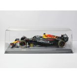 Bburago Prémium 1:24 modell 2023 F1 győztes Oracle Red Bull RB19 1 Max Verstappen - gyüjtőknek, vitrindobozban