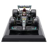 Bburago Prémium 1:24 modell 2023 F1 Mercedes-AMG Petronas W14 44 Lewis Hamilton  - gyüjtőknek, vitrindobozban
